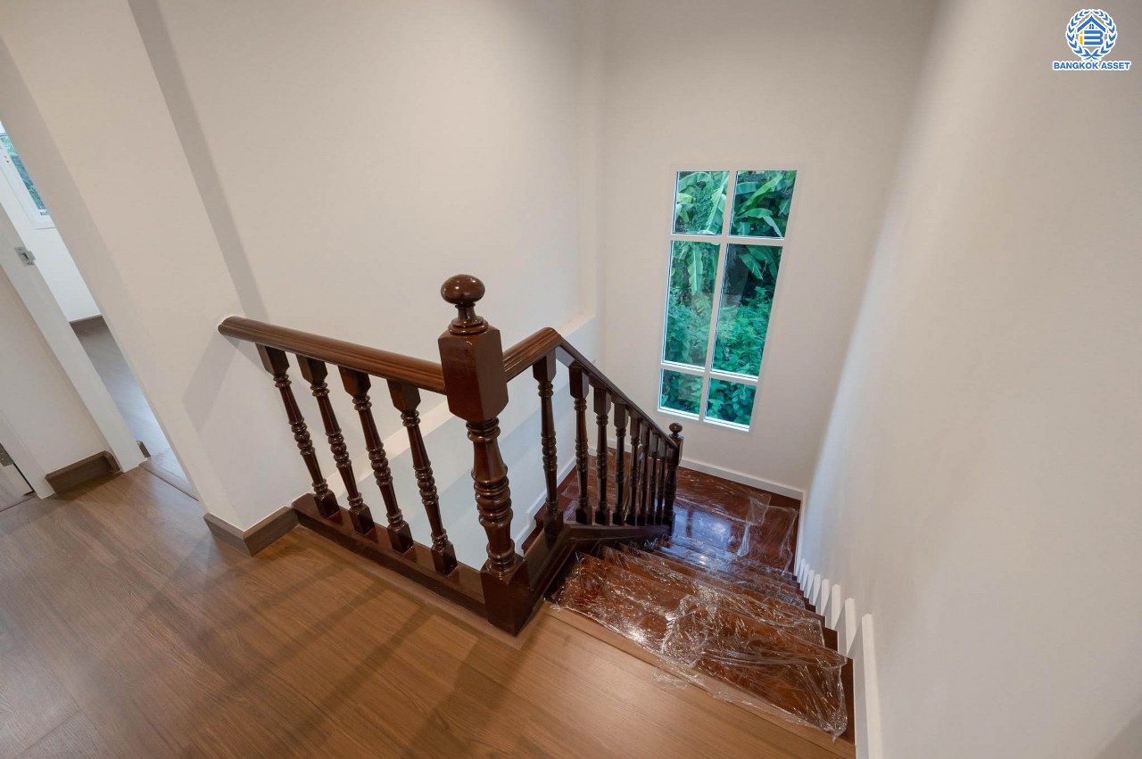 บ้านมือสองตกแต่งใหม่ โครงการ กฤษดานคร18 พุทธมณฑลสาย3 เนื้อที่ 74 ตร.ว. บนพื้นที่ใช้สอย 158.9 ตร.ม. อีกระดับของฟังก์ชัน 4 ห้องนอน 3 ห้องน้ำ จอดรถได้ 2 คัน พร้อม 1 ห้องอเนกประสงค์สุด Private ที่สามารถปรับการใช้งานได้หลากหลาย บนทำเลศักยภาพเชื่อมต่อหลายเส้นทาง ใกล้เซ็นทรัลปิ่นเกล้า ม.มหิดล และทางด่วน "ศรีรัช"